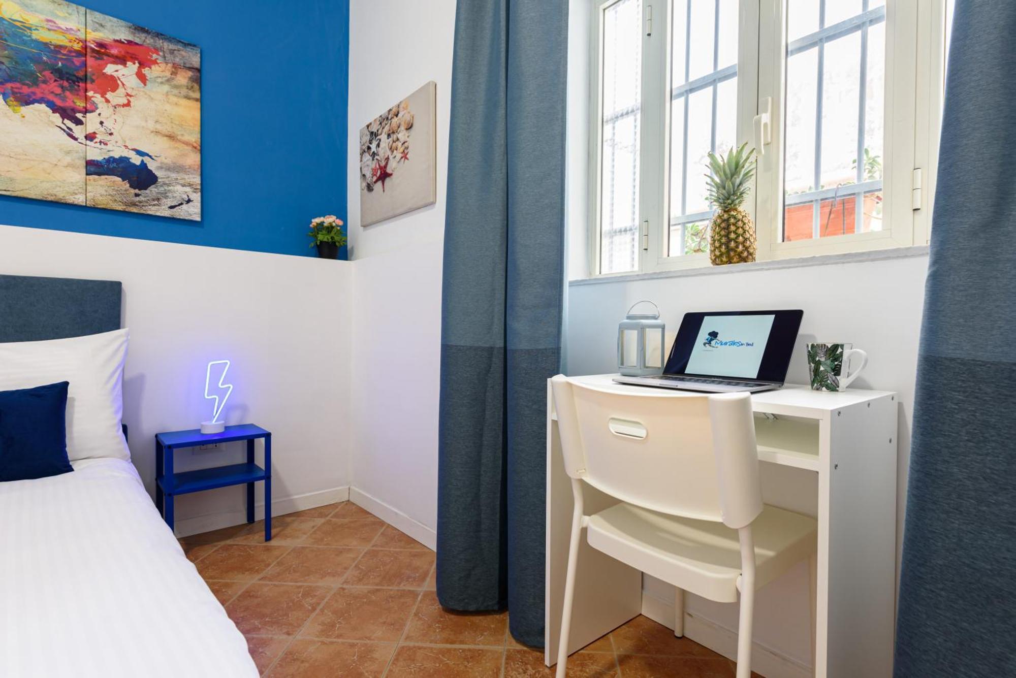 Murales In Bed Spagnoli Apartment Naples